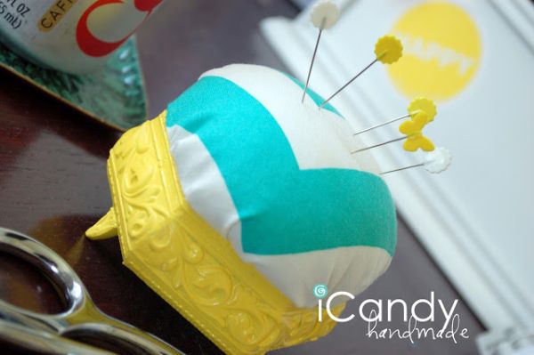 Este agulheiro com caixinha de joias também é ótima opção para presentear alguma amiga prendada (Foto: icandy-handmade.com) 