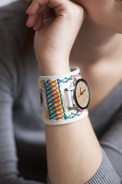 Customizar um relógio de pulso usado é ótima opção para repaginar looks de forma barata (Foto: pearlsandscissors.com) 