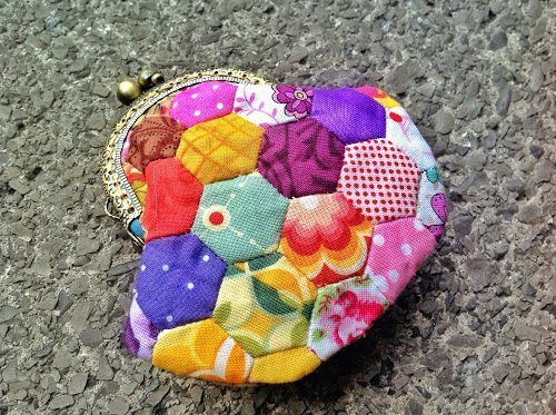 O sucesso será garantido com este lindo porta-moedas de patchwork (Foto: mypatchwork.wordpress.com)