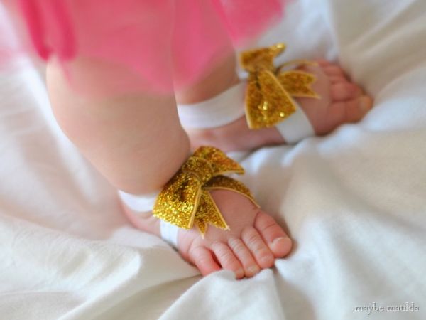 Sandália de fitas para bebê é diferente, mas muito linda (Foto: maybematilda.com) 