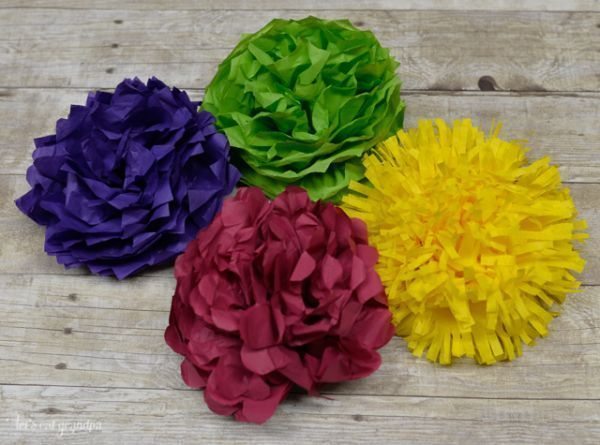 São lindas e fazem o maior sucesso estas flores de papel de seda fáceis de fazer (Foto: heyletsmakestuff.com) 