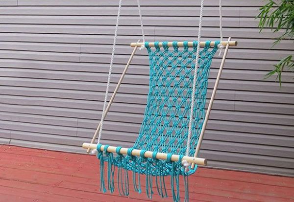 Cadeira suspensa de macramê é linda, é útil e pode ter a cor que você quiser (Foto: ehow.com) 