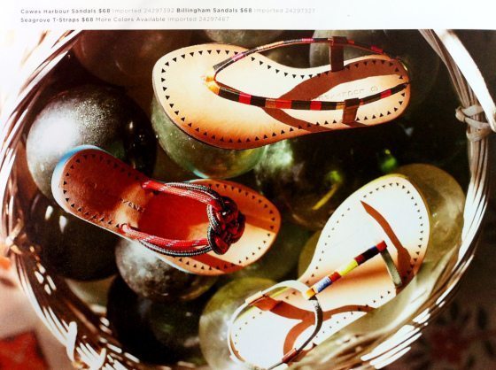 Esta ideia para decorar uma sandália rasteirinha é muito barata, mas renova instantaneamente a sua peça já velhinha (Foto: awelltraveledwoman.com) 