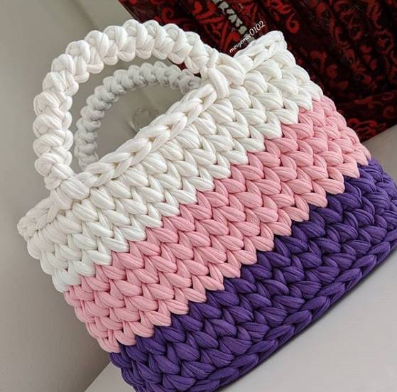 bolsa de crochê com 3 cores