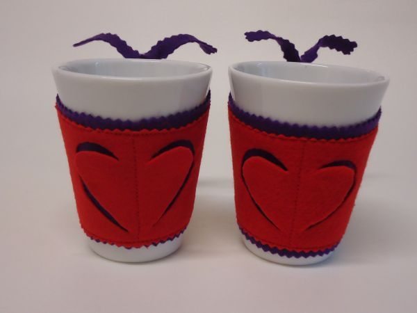 Capinha para caneca do dia dos namorados é romântica e linda (Foto: minhasinger.com.br)