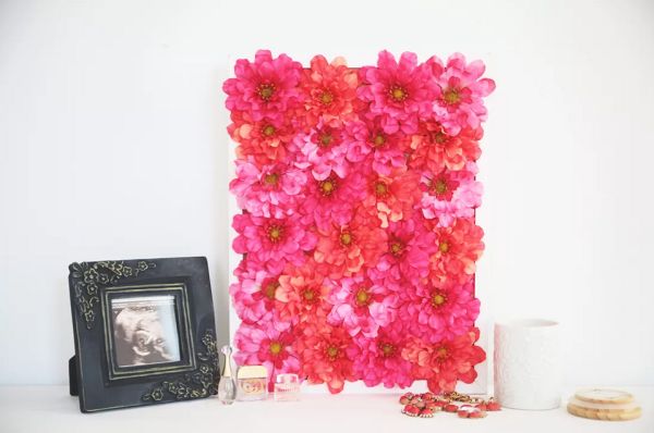 Decorar quadro com flores artificiais é fácil, rápido e lindo (Foto: brit.co) 