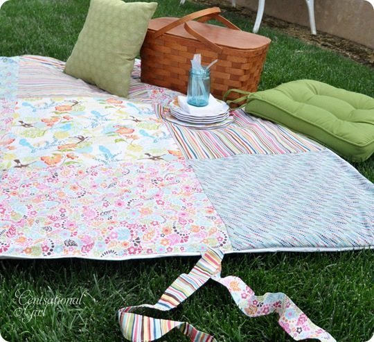 Toalha de piquenique com patchwork pode ter o estilo que você quiser (Foto: centsationalgirl.com)