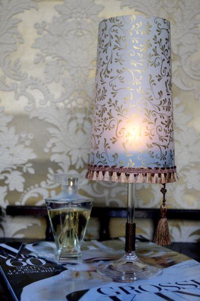 Este abajur feito de taça pode decorar a sua casa ou a sua festa (Foto: fashionrolla.com) 