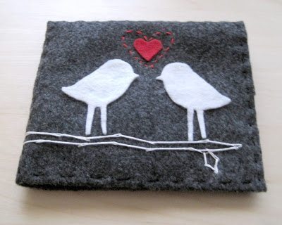 Este cartão romântico de feltro pode ser oferecido a quem você quiser (Foto: designplusyou.blogspot.com.br) 
