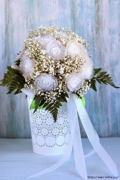 Este lindo buquê de flores com material reutilizado vai fazer o maior sucesso em seu casamento (Foto: marrietta.ru) 