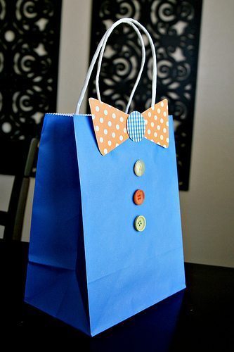 Esta embalagem para presente do dia dos pais decorada é diferente e fácil de ser feita (Foto: seevanessacraft.com) 