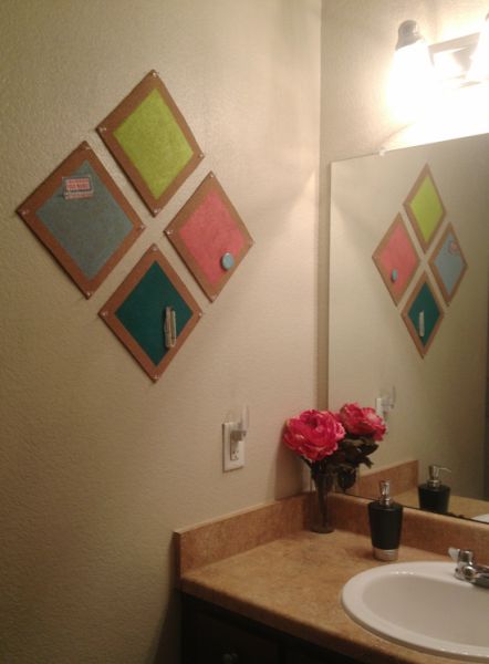 Esta decoração de parede com cortiça decora e organiza, e ainda pode ter o estilo que você quiser (Foto: twolivecolorfully.com)