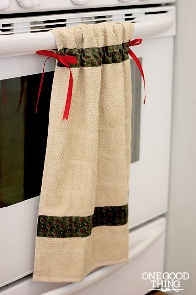 Esta ideia com toalha de mão para cozinha decora, além de ser funcional (Foto: onegoodthingbyjillee.com) 