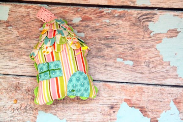 Casinha de tecido porta alfinete é fofa e útil (Foto: thecottagemama.com)