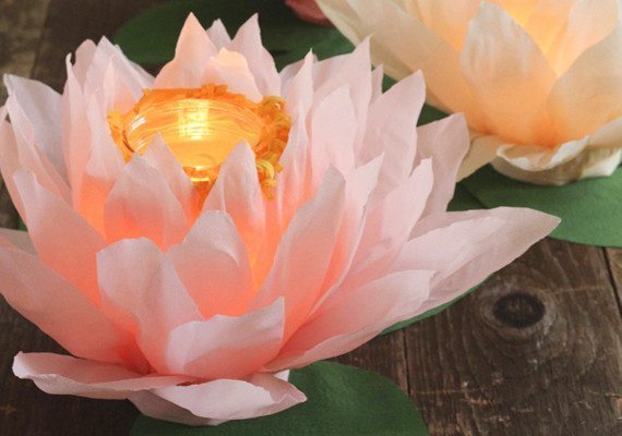 Esta luminária com flor de papel pode ter a combinação de cores que você desejar (Foto: 100layercake.com)