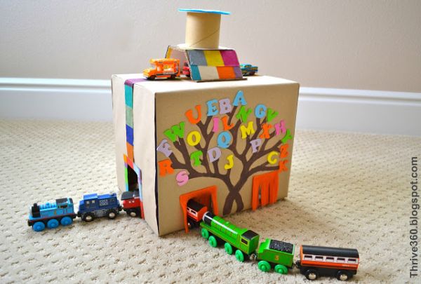 Artesanato com caixa de papelão bem colorido estimula as crianças (Foto: thrive360living.com)