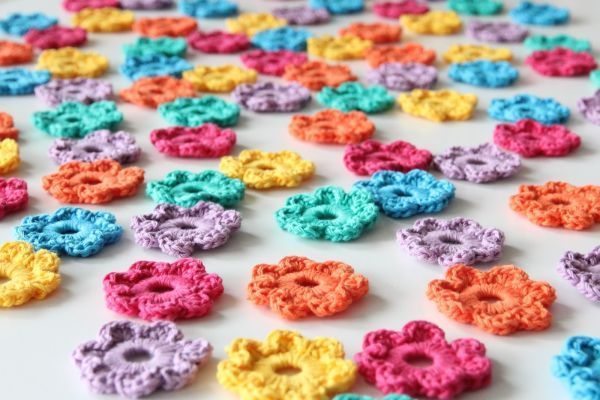 Miniflores de crochê decoram de forma primorosa (Foto: accordingtomatt.blogspot.de)