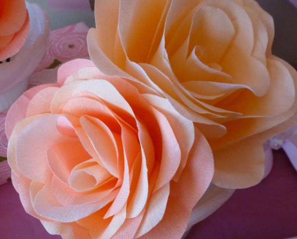 Rosa de papel crepom é linda e barata (Foto: designimprovised.com)