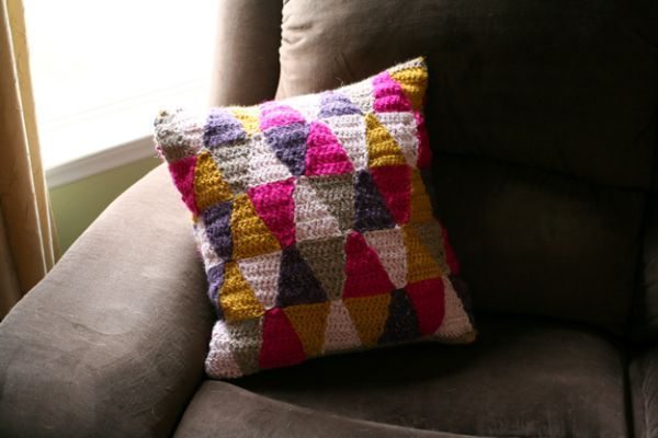 Esta capa de almofada em crochê também pode ter uma única cor, se você quiser (Foto: caughtonawhim.com)