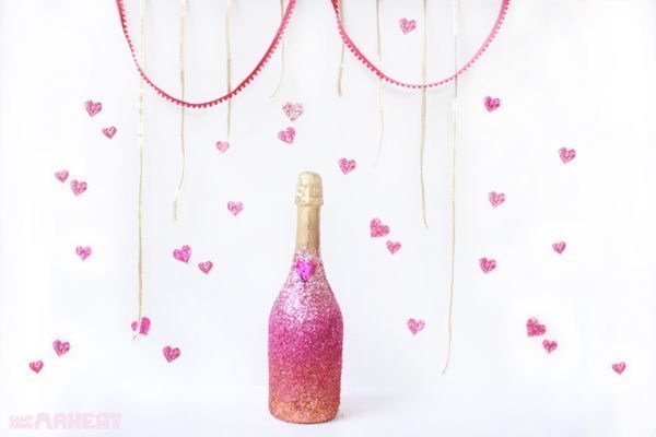 Decorar garrafa de champagne com purpurina é muito fácil (Foto: campmakery.com)