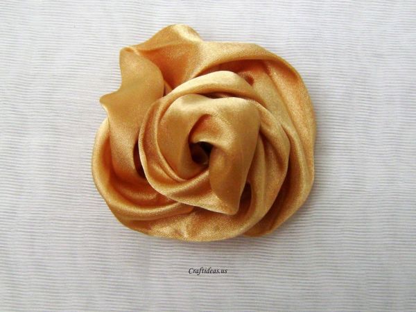 Flor de tecido de cetim pode virar até um broche (Foto: craftideas.us)