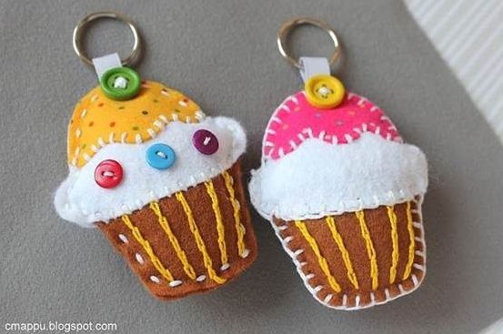 Faça muitos deste chaveiro de feltro cupcake (Foto: icreativeideas.com)