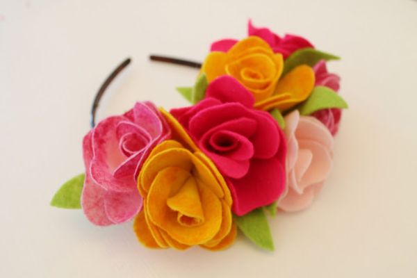 Renove as suas produções com arco decorado com flores de feltro, que pode ter a combinação de cores que você desejar (Foto: nowthatspretty.blogspot.com.br)