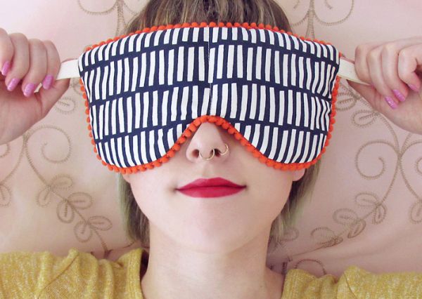 Com uma máscara de dormir você relaxa mais (Foto: sew4home.com)
