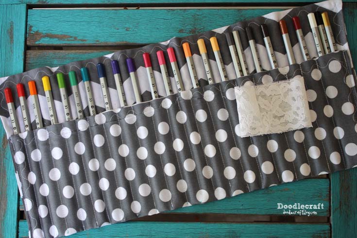 Porta lápis de cor embeleza a sua escrivaninha (Foto: doodlecraftblog.com)