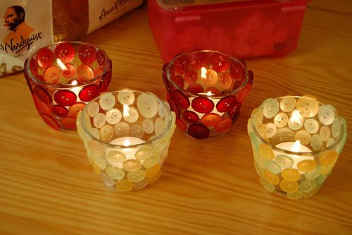 Faça já muitos deste simpático porta-vela decorado com botões (Foto: ihanna.nu)