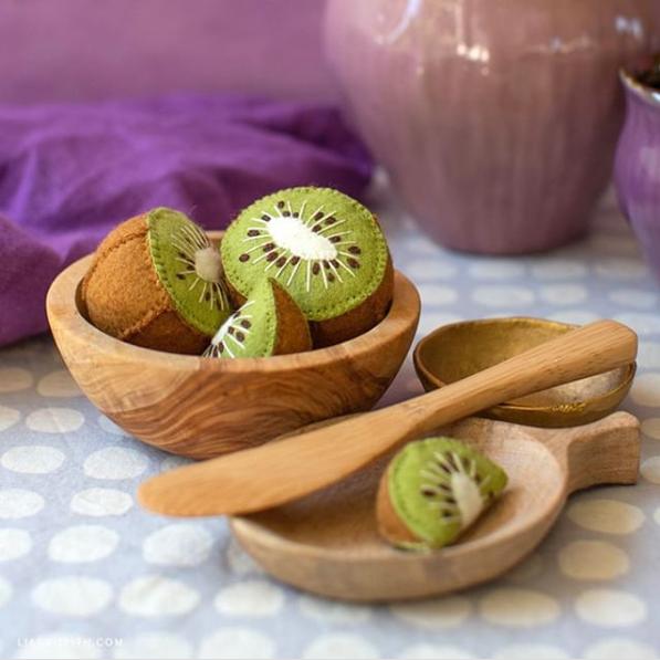 decoração em feltro com kiwi