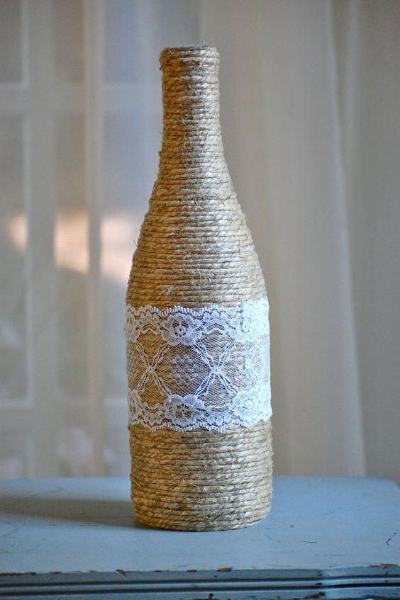 garrafa decorada com sisal e renda