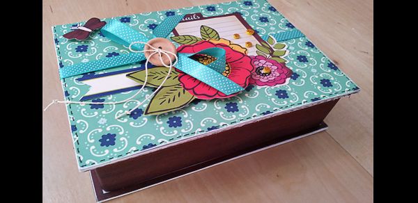 caixa de madeira com scrapbooking