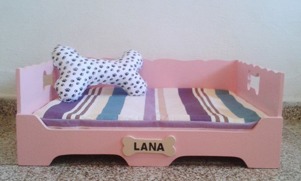 cama de cachorro pintada de rosa