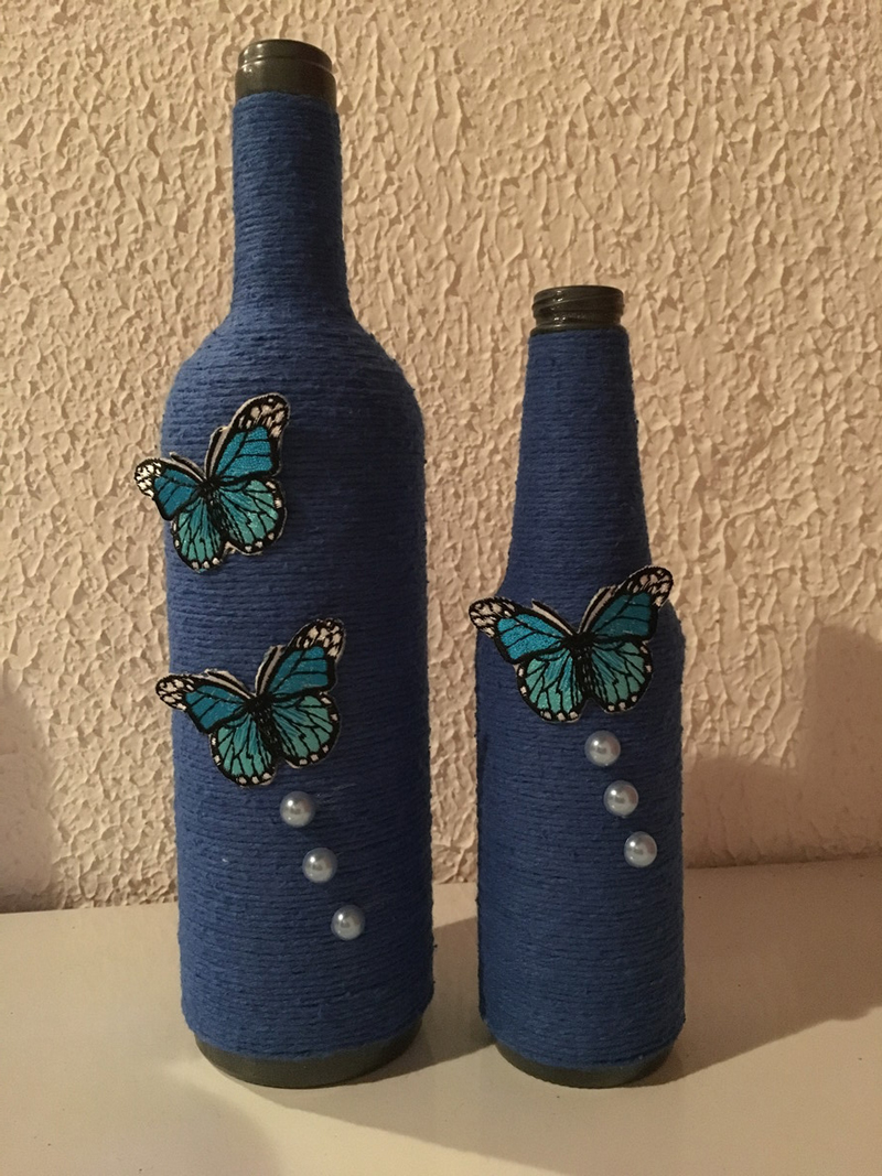 barbante azul na garrafa de vidro 