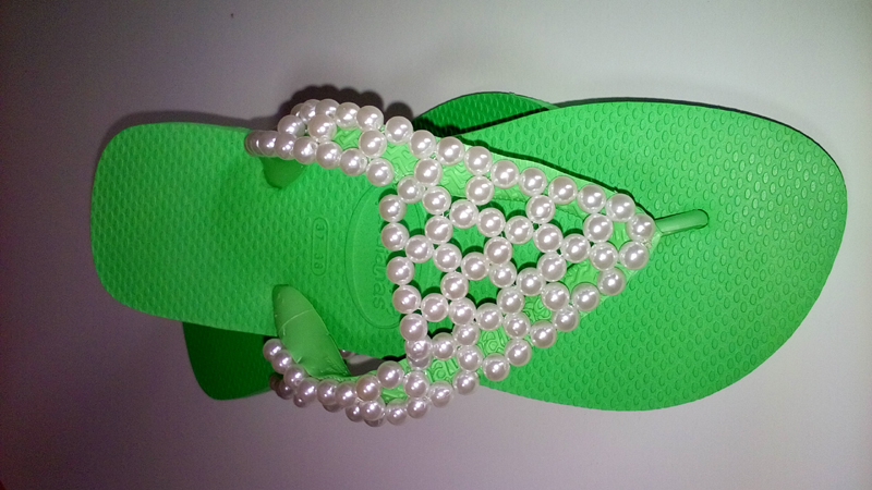 chinelo customizado com perolas trançadas