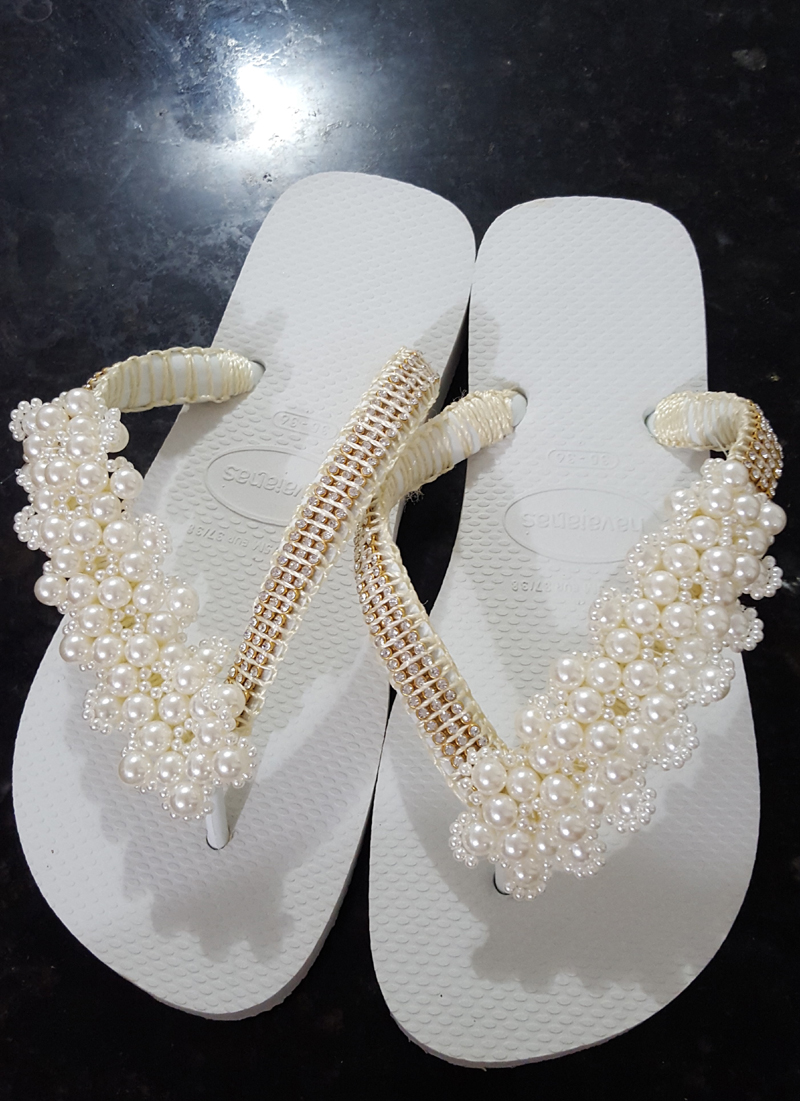 chinelo customizado com perolas laterais