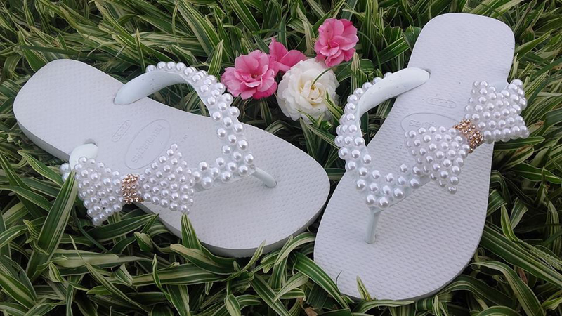 chinelo customizado com perolas laço e strass