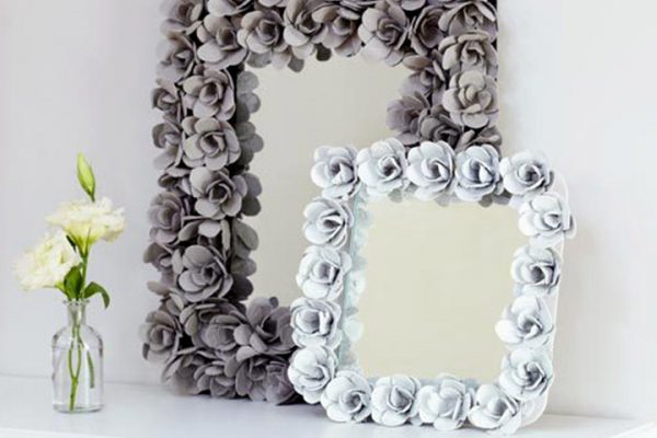 espelho com moldura de flores com caixa de ovos espelho com moldura de flores com caixa de ovos