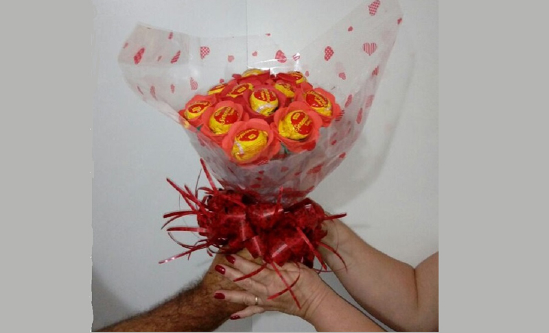 bouquet de bombom e fita