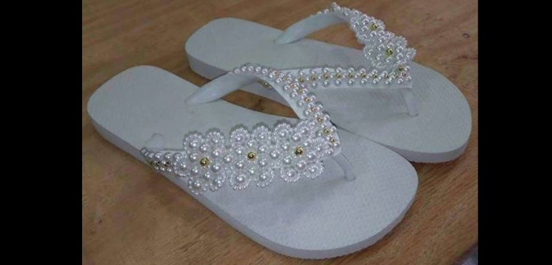 chinelo customizado com perolas e contas