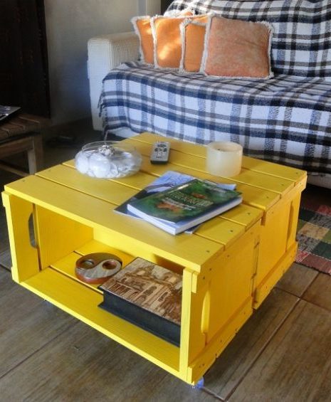 mesa de caixa de madeira amarela