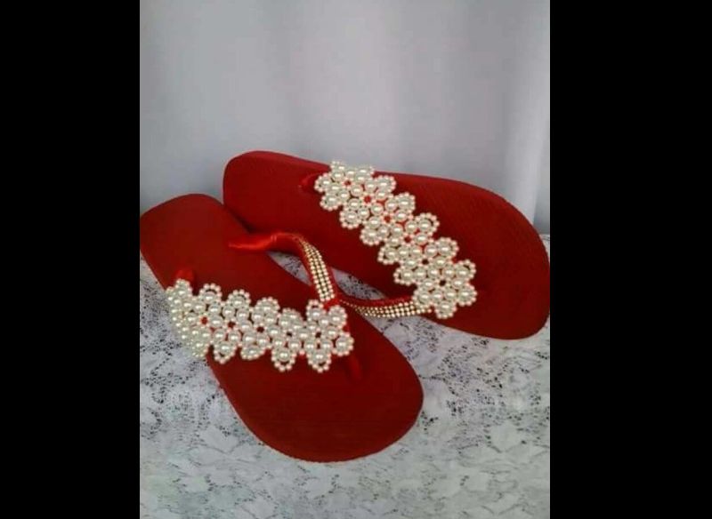 chinelo customizado com perolas 