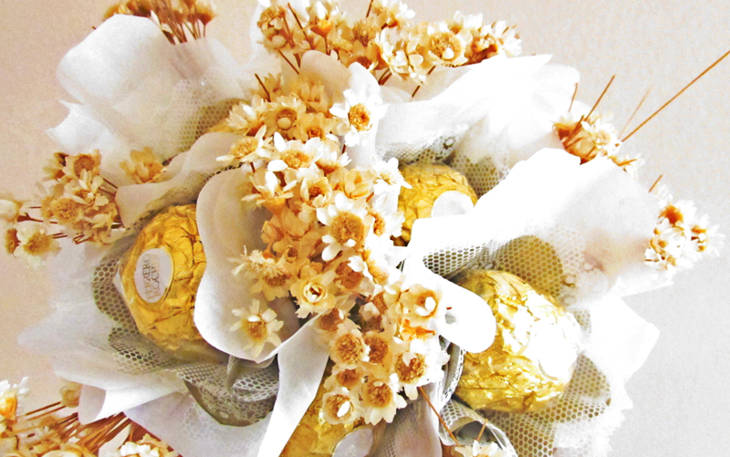 bouquet de bombom ferrero rocher e flores