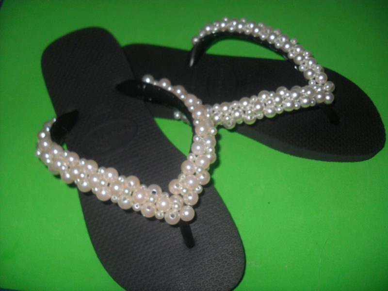 chinelo customizado com perolas 