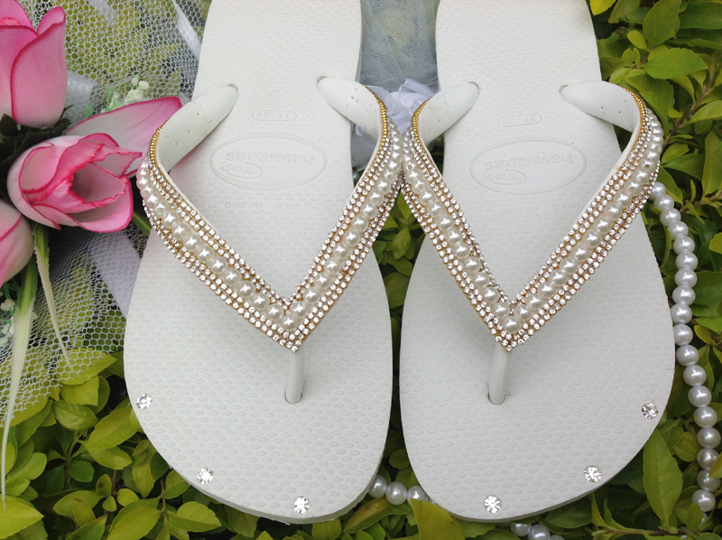 chinelo customizado com perolas e strass 