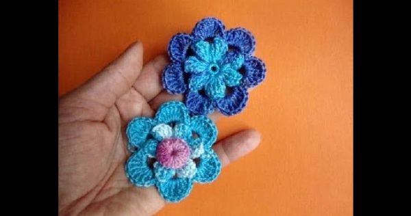 flor de croche azul