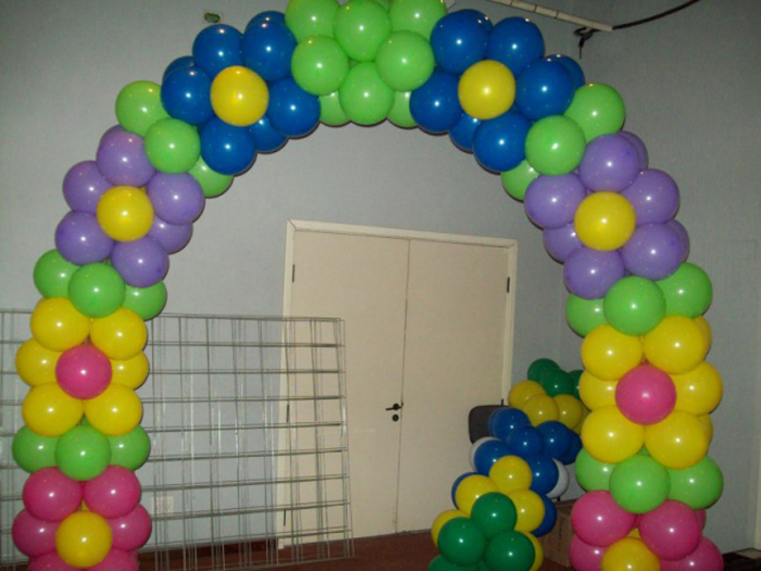 arco de balões com flores 