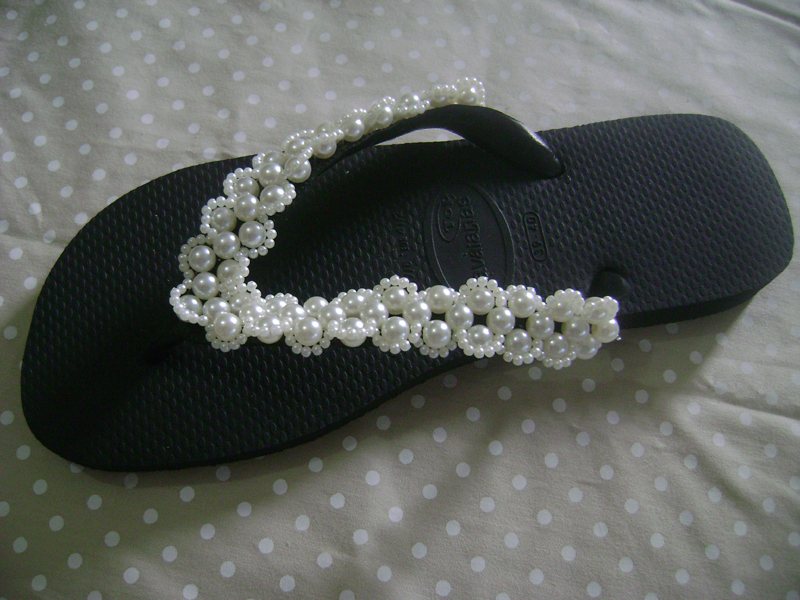 chinelo customizado com perolas e strass