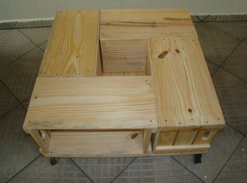 mesa de caixa de madeira cru
